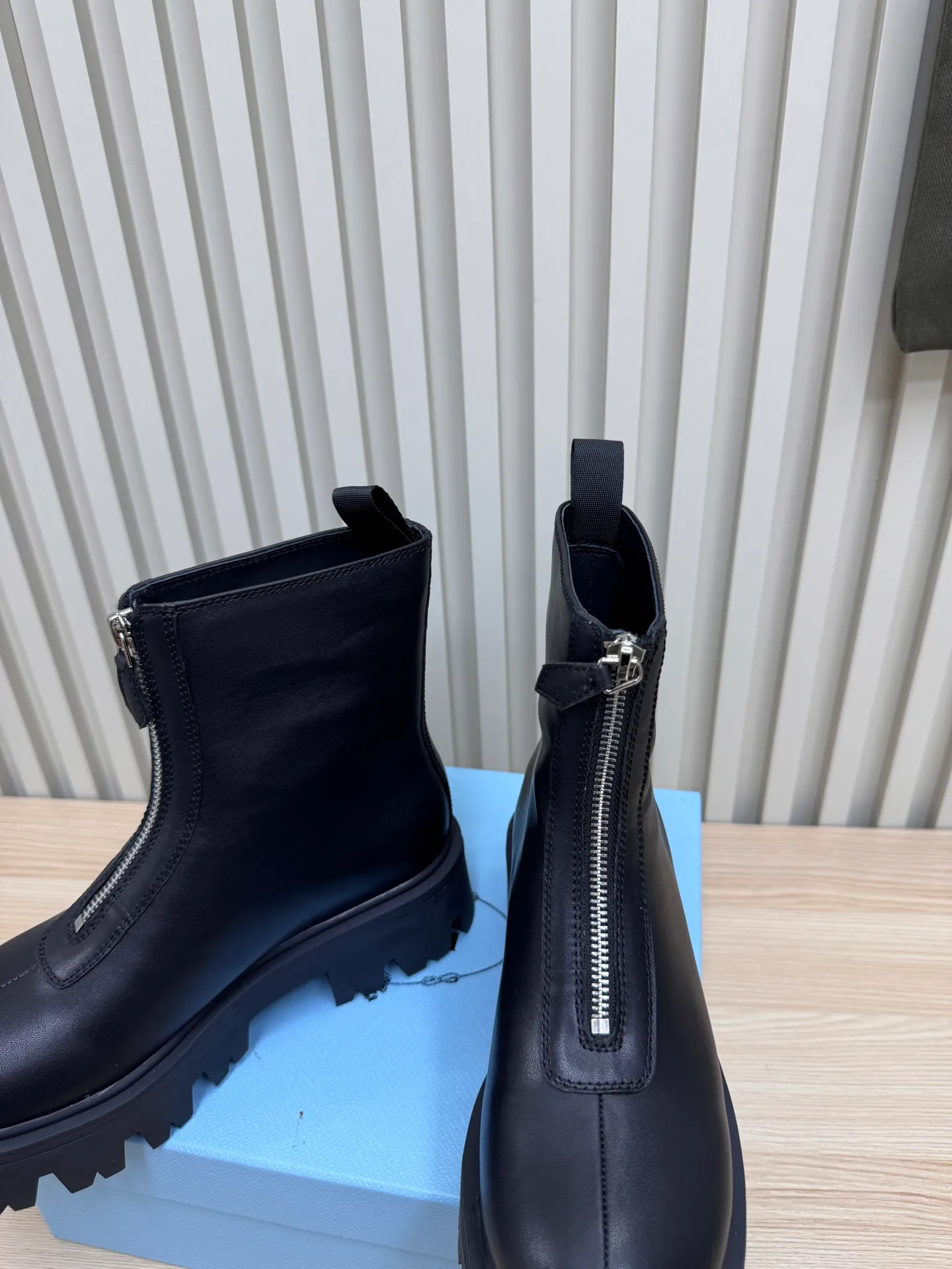 👟👟Ex-factory price 680👟👟 Prada / Prada couple's Martin boots are here, comfortable and elegant to wear. The original molded outsole of the counter is 1:1 replica. It is made of non-slip and wear-resistant imported TPU tin mold vacuum outsole. Tank-shaped thick sole. Fabric: imported anti-explosion cowhide. Lining: imported mixed sheepskin lining. Sheepskin foot pads. Outsole: tin molded beef tendon sole. Code number: 35-41 (42 customized)